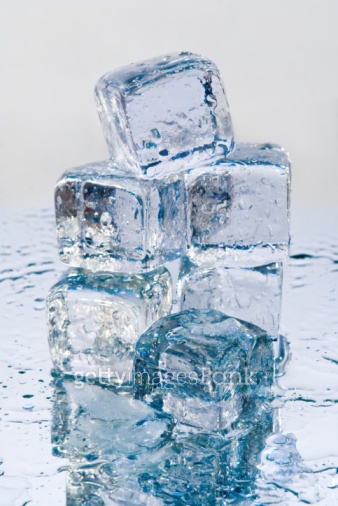 Pile of ice cubes 2 이미지 (100513724) - 게티이미지뱅크 Pile of ice cubes 2