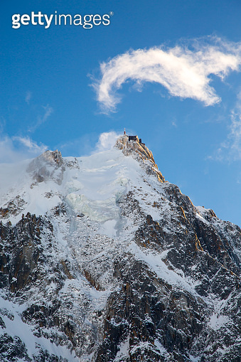 The mountain top station of the Aiguille du Midi in (535920523) - 게티이미지뱅크