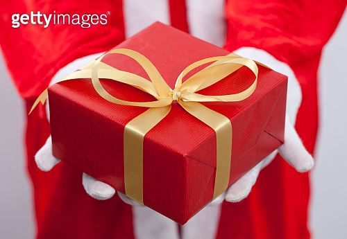 hand of Santa Claus. He is holding a red box (500748416) - 게티이미지뱅크
