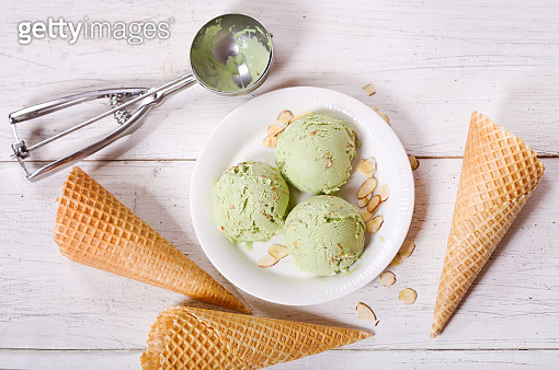 plate of pistachio ice cream scoops and waffle cones (887517102) - 게티이미지뱅크