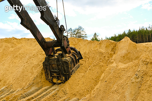 huge excavator bucket digs sand in sand quarry mining (1095520126) - 게티 ...
