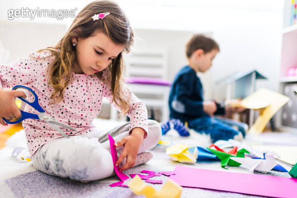 Kids making origami crafts with paper (1212822752) - 게티이미지뱅크