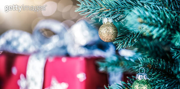 Christmas Tree and Red Present Box with Ribbon (1270684490) - 게티이미지뱅크
