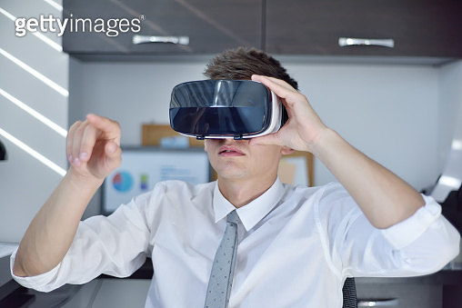 Stock Trader Using Virtual Reality Headset. (1216579193) - 게티이미지뱅크