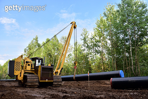 Natural gas pipeline construction work in forest area (1284137748) - 게티 ...