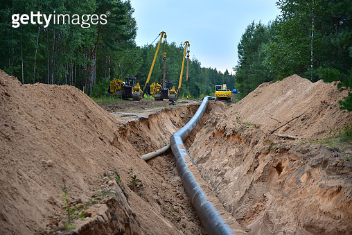 Natural gas pipeline construction work in forest area (1278917787) - 게티 ...