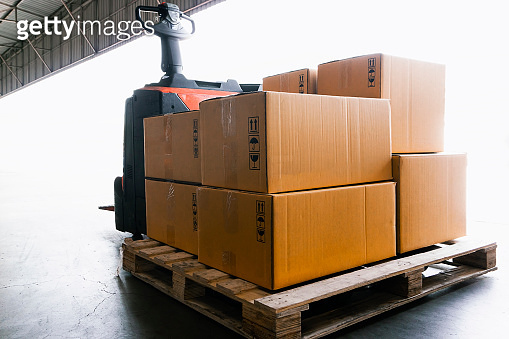 Electric forklift pallet jack with stack shipment boxes on pallet ...