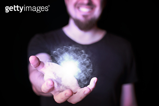 Magic ball in bearded wizard hand (1328327410) - 게티이미지뱅크