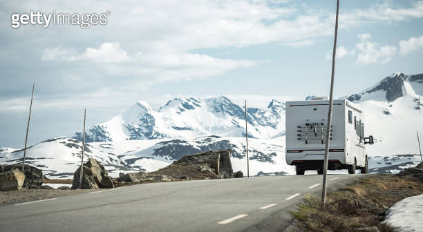 Camper Van on a Scenic Norwegian Mountain Route (1616643460) - 게티이미지뱅크