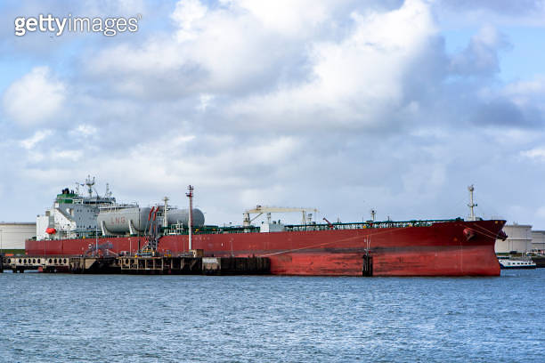 LNG ship - port of Rotterdam - Maasvlakte (2153067392) - 게티이미지뱅크