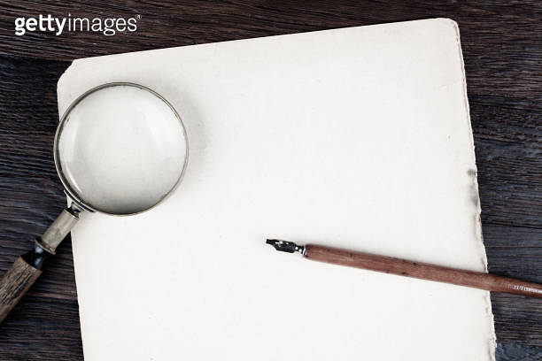 Magnifying glass with old paper and ink feather pen (1910640038) - 게티이미지뱅크