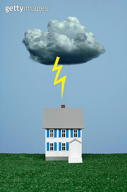 Lightning striking miniature house 이미지 (80605300) - 게티이미지뱅크