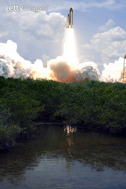 Space Shuttle Atlantis lifts off from its launch pad. 이미지 (98185169 ...