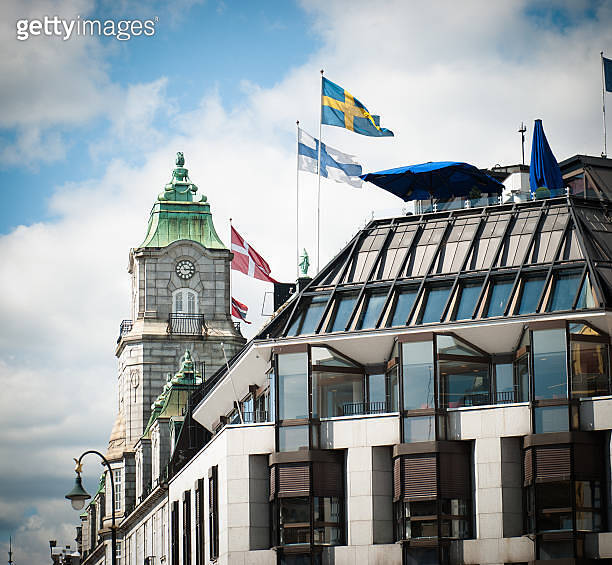 Apartment building in Oslo with international flag 이미지 (183316512) 게티