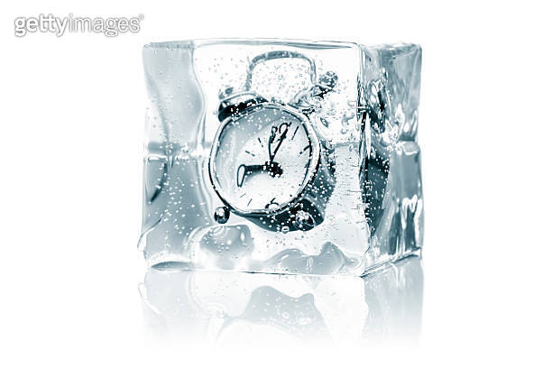 Frozen Time Concept - Clock Ice Cube retro (184959578) - 게티이미지뱅크