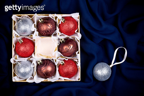 Unpacking Christmas balls 이미지 (184322261) - 게티이미지뱅크