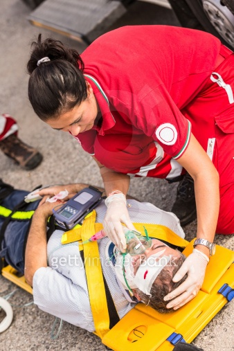 Rescue Team Providing First Aid 이미지 (185509848) - 게티이미지뱅크
