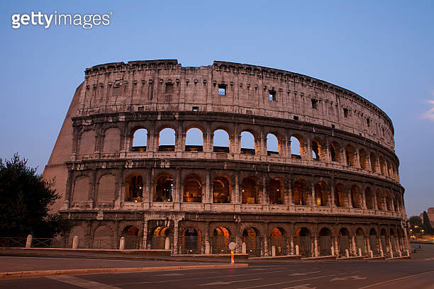 View of ancient Coliseum in Rome, dawn with street lights 이미지 ...