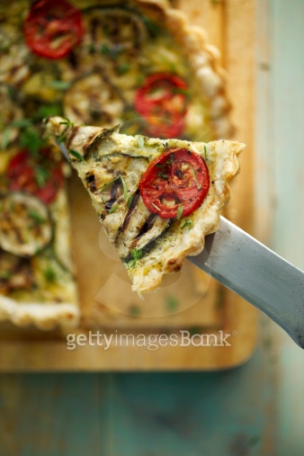 Zucchini tart with tomato and herbs 이미지 (184259041) - 게티이미지뱅크