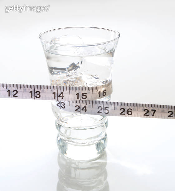 Glass of ice water with measuring tape 이미지 (172949028) - 게티이미지뱅크