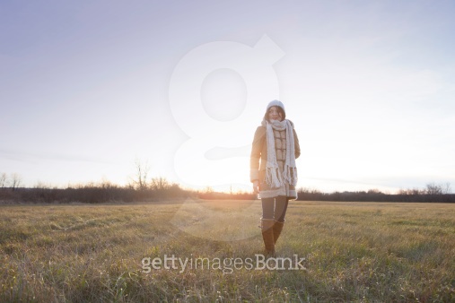 Girl in field, autumn, cold. 이미지 (455246685) - 게티이미지뱅크