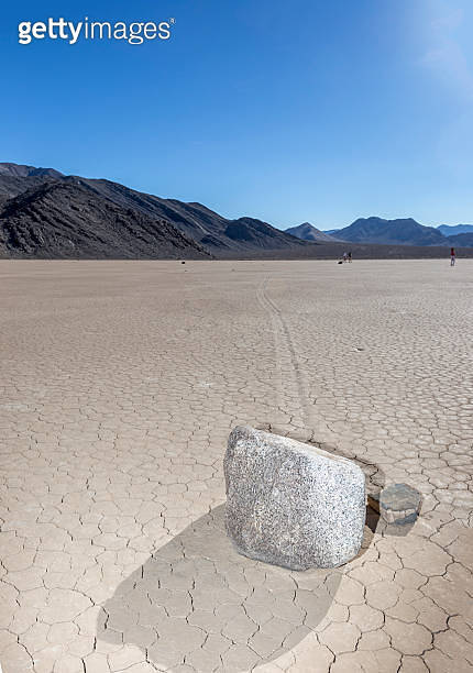 Mushroom Rocks In Death Valley sliding rocks in Death Valley National Park (486573627) - 게티이미지뱅크