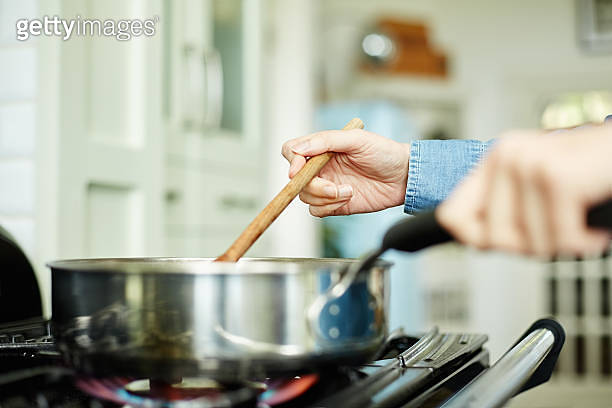 Stirring Hand Reference Female hands stirring food in frying pan at kitchen (478955544) - 게티이미지뱅크