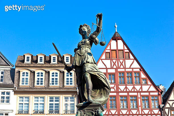 Max Romer Justice Statue of Lady Justice in front of the Romer (502529212) - 게티이미지뱅크