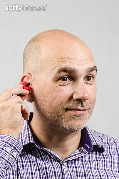 Putting Ear Plug In Ear Man putting ear plug (485362024) - 게티이미지뱅크