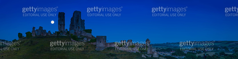 Blue moon rising over Corfe Castle country village Dorset UK 이미지 ...