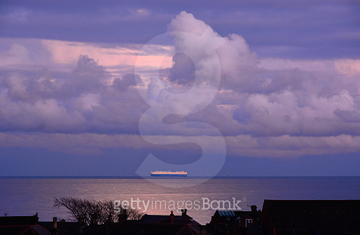 Purple Clouds and Single Ship at Sea 이미지 (618952250) - 게티이미지뱅크