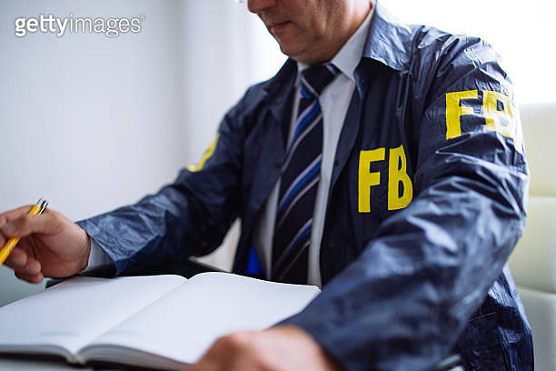 FBI agent writing at his office 이미지 (535464928) - 게티이미지뱅크
