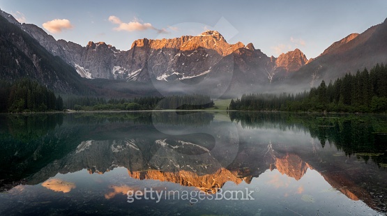 mountain lake in the Italian Alps 이미지 (542081396) - 게티이미지뱅크