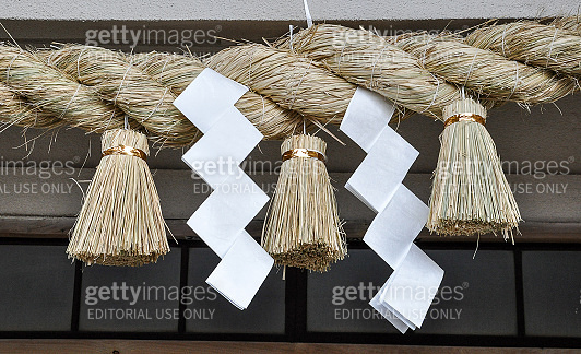 Sacred rice straw rope in Shinto shrine (665865950) - 게티이미지뱅크