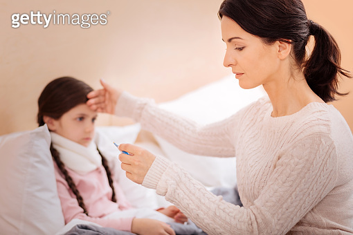 Measuring Caring Caring mother measuring the temperature of her child 이미지 (860454010 ...