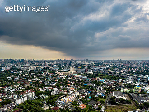 Aerial view of skyline in bangkok cities before raining sky 이미지 ...