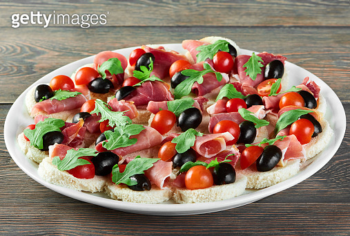 Little canapees with bacon,tomatoes and black olives 이미지 (898307084 ...