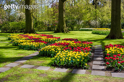 Spring Formal Garden. Beautiful garden of colorful flowers 이미지 ...