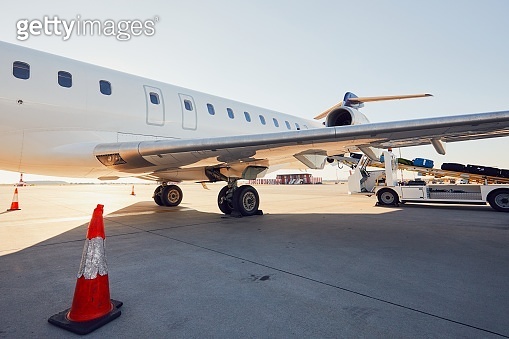 Plane Baggae Loading Loading baggage to the airplane 이미지 (868918746) - 게티이미지뱅크