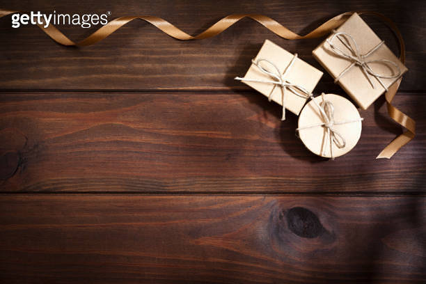 Three brown gift boxes on rustic wooden table 이미지 (851886380) - 게티이미지뱅크