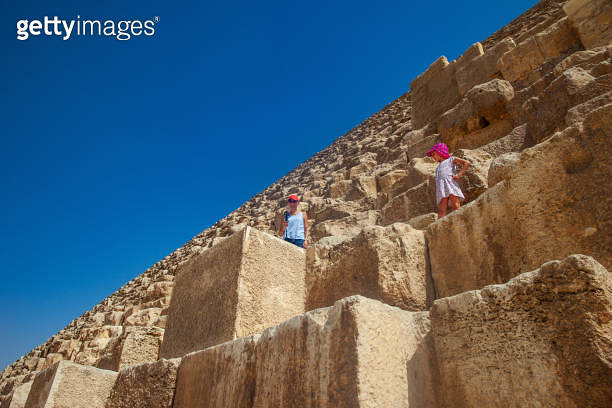 Mother and Daughter Exploring Kheops Pyramid (1016115886) - 게티이미지뱅크