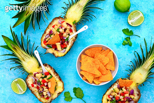 Pinaple Shell Pineapple salsa served in a pineapple shells 이미지 (958127100) - 게티이미지뱅크