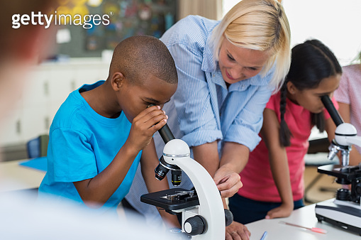 Children scholar looking through microscope 이미지 (950608510) - 게티이미지뱅크