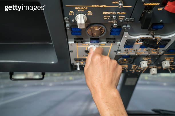 Pilot pushing buttons in the cockpit 이미지 (993367710) - 게티이미지뱅크