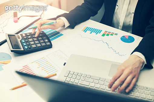 woman working with business reports in office 이미지 (915592566) - 게티이미지뱅크