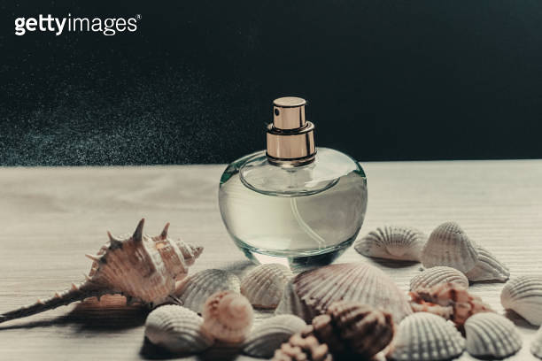 bottle of perfume and seashells 이미지 (996273206) - 게티이미지뱅크