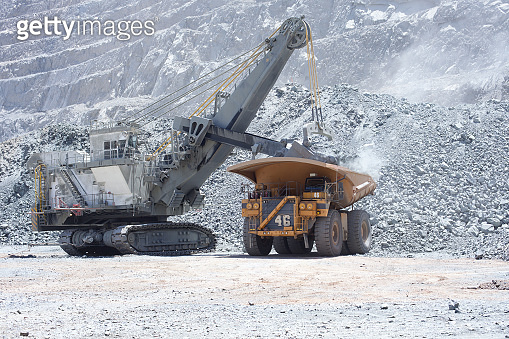 Split Load Dump A backhoe loading a dump truck 이미지 (1049338396) - 게티이미지뱅크