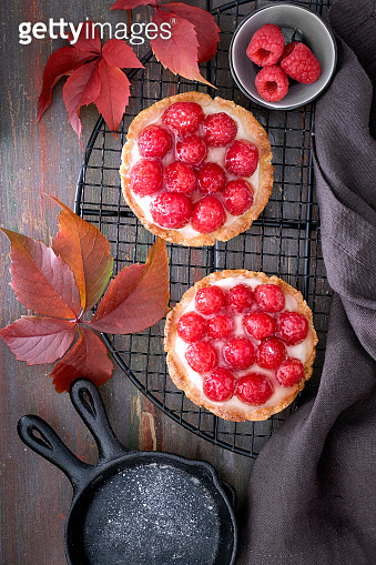 Red Raspberry Tarts Red raspberry shortbread tarts with vanille custard and glazed fresh ...
