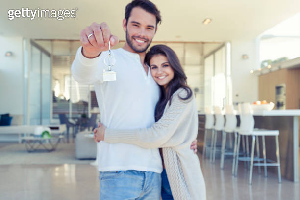 Couple holding a house key in their new home. 이미지 (1016304066) - 게티이미지뱅크