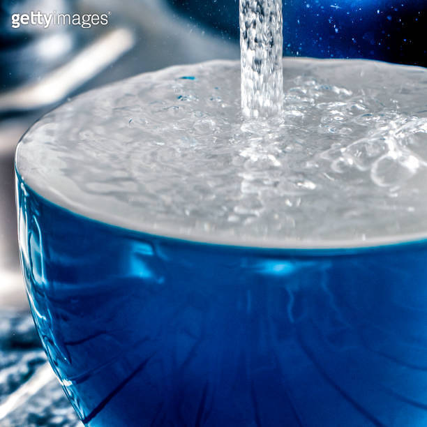 Fill in drinking water in a cup 이미지 (1018425056) 게티이미지뱅크